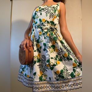 Adorable lemon dress with a square neckline and bow tie around the waist